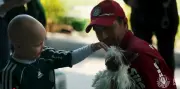 Abel Ferreira apresenta cachorrinho Ayrton Senna a torcedora mirim do Palmeiras