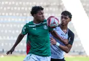 Abel Ferreira inaugura espaços de leitura na base do Palmeiras