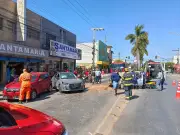 Acidente com três carros e moto deixa duas feridas em Montes Claros