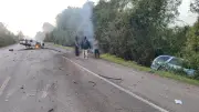 Acidente com três veículos deixa um morto e dois feridos na BR-290