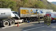 Acidente entre carretas na Via Dutra deixa motorista ferido em Barra Mansa