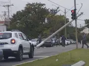 Acidente entre carro e moto derruba poste e interdita faixa em Campinas