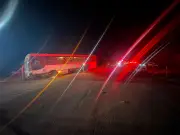 Acidente entre carro e ônibus mata motorista na MG-275 em Carandaí