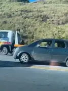 Acidente entre carro, guincho e moto deixa feridos na Rio-Santos