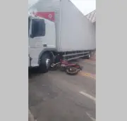 Acidente entre moto e caminhão deixa mulher ferida em Itaperuna