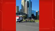 Acidente entre moto e carro interdita Eixo Monumental em Brasília