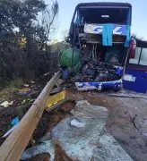 Acidente entre ônibus e caminhão na BR-267 mata duas mulheres e fere dezenas