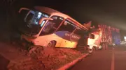 Acidente entre ônibus e carreta boiadeira mata mãe e filho na BR-135