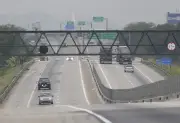 Acidente entre ônibus e carro interdita BR-116 em Duque de Caxias