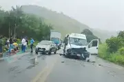 Acidente entre van e caminhão deixa 11 feridos na BR-316