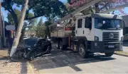 Acidente interdita Avenida Dom Nery em Valinhos após carro bater em poste