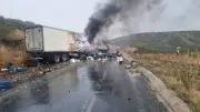 Acidente na BR-251: motorista de 26 anos morre em colisão entre carretas e caminhão
