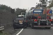 Acidentes na Via Dutra deixam motociclista ferido e causam 4 km de congestionamento