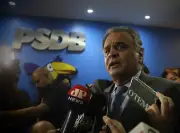 Aécio descarta candidatura ao Planalto e vê PSDB neutro entre Lula e Flávio