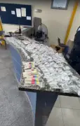 Adolescente e jovem detidos com drogas e dinheiro em Itatiaia
