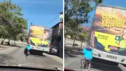 Adolescente pega carona na traseira de ônibus em BH; Setra-BH investiga