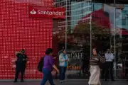 Ações do Santander Brasil despencam 21% em 2025; diferença para matriz espanhola bate recorde