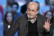 Agressor de Salman Rushdie condenado por terrorismo nos EUA