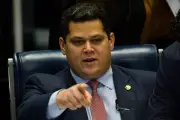 Alcolumbre reclama de pressão do PT sobre PEC 6×1 e rebate ameaças
