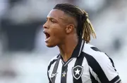 Alex Telles revela papo com Danilo na volta ao Botafogo: 'Está disponível para jogar'