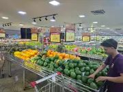 Alimentos ricos em água protegem crianças do calor intenso no Amazonas