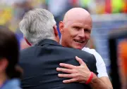 Ancelotti presenteia técnico da Noruega após eliminação do Brasil na Copa