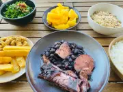 Anthony Bourdain e a feijoada que conquistou seu paladar em São Paulo