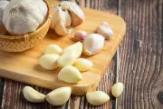 Anvisa alerta: alho não substitui antibióticos; entenda os riscos