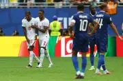 Aos 13 anos, brasileiro carrega bola em jogo da Copa do Mundo