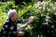 Aos 50, designer larga moda e vira jardineiro no centro de SP