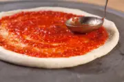 Aprenda a fazer molho de tomate caseiro para pizza em 6 passos