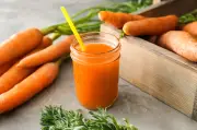 Aproveite as folhas de cenoura em saladas e sucos nutritivos