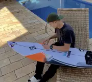 Após Copa, Matheus Cunha patrocina surfista Israel Júnior