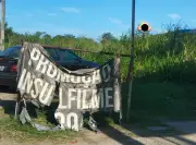 Araruama retira placas e faixas irregulares na RJ-124 em ação de ordenamento