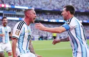 Argentina vence Suíça na prorrogação e pega Inglaterra na semi
