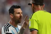 Argentina vence Suíça nos pênaltis e Messi sangra no olho em jogo tenso