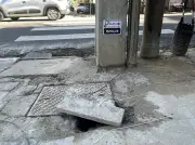 Artista instala 'selos nutricionais' em ruas de Porto Alegre para alertar sobre problemas urbanos