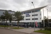 ASML oferece bônus de €20 mil para reter funcionários entre 2027 e 2030