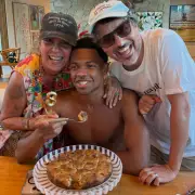 Astrid Fontenelle e marido celebram 18 anos do filho: 'Como o tempo passa rápido'