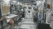 Astronauta testa avião de papel na ISS em experimento científico