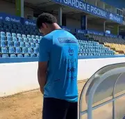 Atacante do São José pede desculpas após expulsão por urinar ao lado do banco