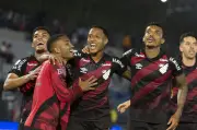 Athletico-PR vence São Paulo de virada e fecha melhor primeiro turno desde 2013