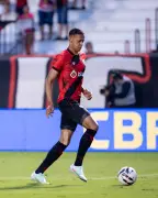 Atlético-GO vence Fortaleza mesmo com um a menos e zagueiro exalta superação