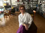 Atriz Isabel Teixeira vive em apê que é ateliê e editora de livros