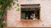 Atriz transforma teatro de mamulengo em restaurante árabe e fatura R$ 60 mil/mês