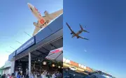 Avião passa rente a bar em Goiânia e viraliza no TikTok com 600 mil views