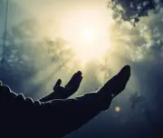 Babel religiosa: fé, esperança e amor em meio à comercialização