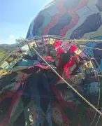 Balão de grande porte cai em mata em Búzios e é retirado antes da Defesa Civil