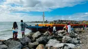 Balsa encalhada na praia do Icaraí é retirada com sucesso
