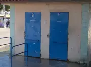 Banheiros precários afastam clientes sob Ponte Leonel Brizola em Campos